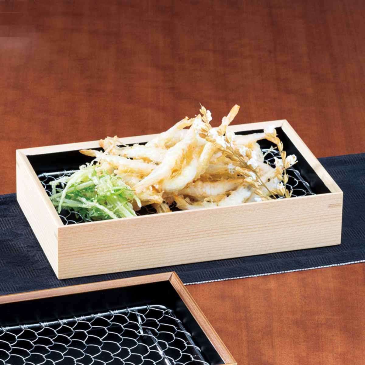Rakuten - 盛り皿 20cm クリア 内黒 天ぷら盛皿 木製 ステンレス （ 天ぷら 皿 中皿 網付き皿 揚げ物皿 とんかつ 揚げ物 懐石 和食器 おもてなし 来客 料亭 割烹 和食 おしゃれ ）【39ショップ】