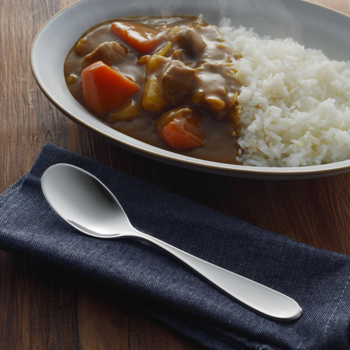 スプーン すくいやすいカレースプーン 4本セット （ ステンレス 日本製 燕三条 カレー カトラリー 18cm おしゃれ シンプル 食事 メイン料理 シチュー ご飯 オムライス ステンレス製 ）【39ショップ】