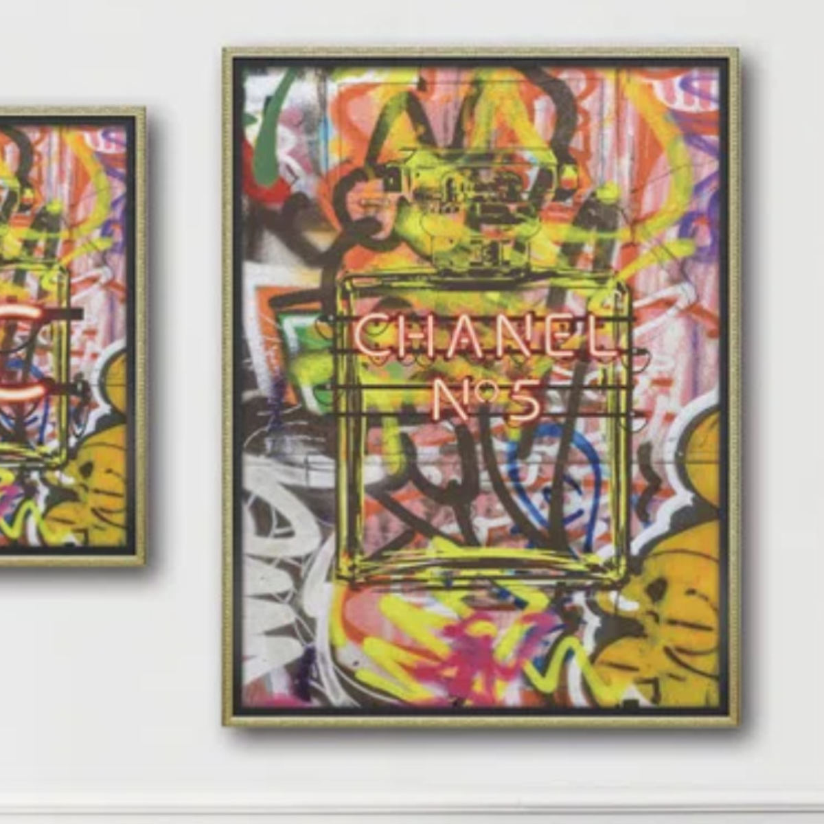 アートパネル オマージュキャンバスアート 『グラフィティ パフューム2』 63.5×83.5cm （ オマージュアート 絵画 絵 アート インテリア 額 額入り 壁掛け パロディアート アートフレーム ウォールアート パネル 額付き 額縁 壁飾り ）【39ショップ】