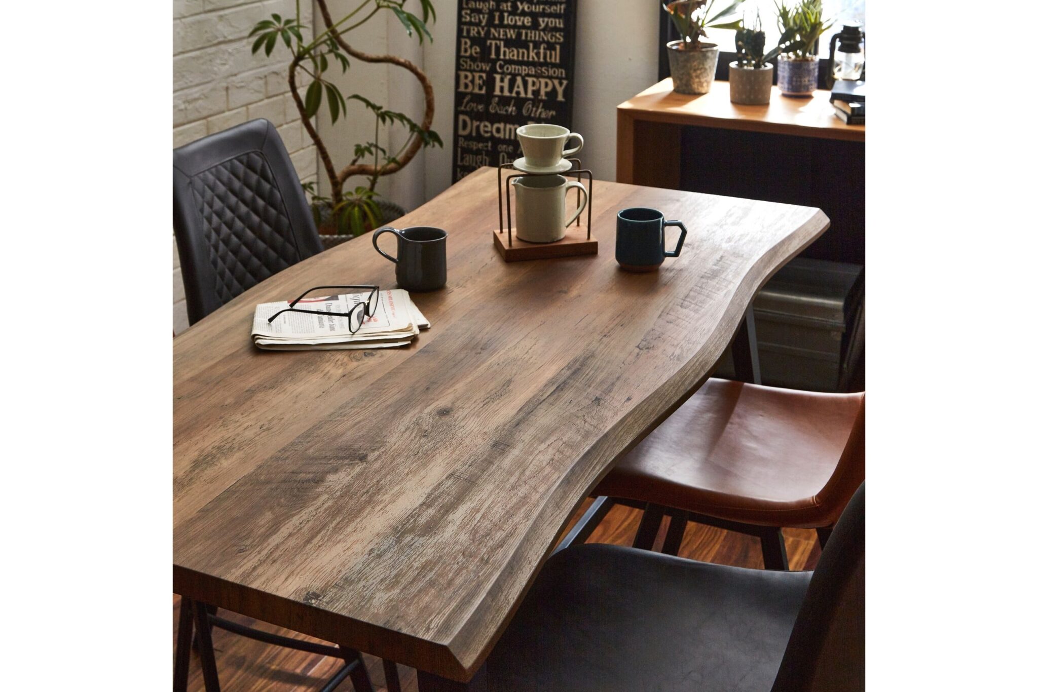 商品情報サイズ横幅160 奥行き80 高さ72cm材質天板：MDF,3D強化シート脚部：スチール（粉体塗装）天板耐荷重：約30kgお客様組立：脚部取り付け（所要時間約20分）色天板：ブラウン色（木目柄3Dシート）脚部：ブラック色商品説明アメ...