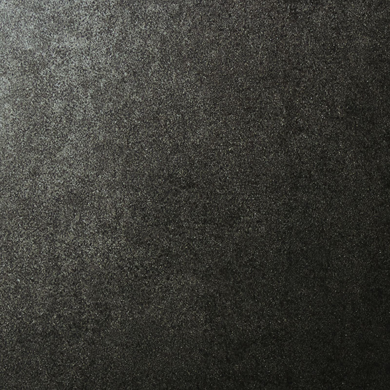 3M(TM) DI-NOC(TM) Architectutal Finishesはその薄く柔軟な形状と素材の特性によって、壁面をはじめ、家具やドア、エレベーターなどの多くのアプリケーションに適用することができ、ビジネスの中断を最小限に抑えながら、短期間で空間を一新することができます。重量や厚み、不燃性能などの様々な制約条件の中、他の素材では表現不可能なデザインであっても、最新のフィルムテクノロジーだからこそ実現できる無限の可能性があります。創造的で機能的であることを兼ね備えた3M(TM) ダイノック(TM) フィルムは、デザインをもっと自由にし、人々の生活を豊かに彩ることができるのです。3M(TM) ダイノック(TM) フィルムもっとデザインを、自由に-　DIYにもおすすめ 簡単施工！3M(TM) DI-NOC(TM) Architectutal Finishesはその薄く柔軟な形状と素材の特性によって、壁面をはじめ、家具やドア、エレベーターなどの多くのアプリケーションに適用することができ、ビジネスの中断を最小限に抑えながら、短期間で空間を一新することができます。重量や厚み、不燃性能などの様々な制約条件の中、他の素材では表現不可能なデザインであっても、最新のフィルムテクノロジーだからこそ実現できる無限の可能性があります。創造的で機能的であることを兼ね備えた DI-NOC(TM) Architectutal Finishesは、デザインをもっと自由にし、人々の生活を豊かに彩ることができるのです。3M(TM) ダイノック(TM) フィルム！お部屋のDIYに■品番：ME-2563■SERIES：Black Iron/黒皮鉄■ロール幅：1220mm3M(TM) ダイノック(TM) フィルムのサンプルを無料でご請求できます。色調は、モニターによって違います。施工環境施工温度範囲：12度〜38度・低温時には、温風ヒーターなどを使用して、下地基材やフォルムの温度を上げてください。温度が低いと接着不良が生じたり、施工後にフィルムがふくれる場合があります。・角Rにフィルムを折り曲げて貼った場合、製品によって角R部分が白くなる場合があります。貼る際にドライヤーで暖めながらはるか貼った後に暖めてください。低温時にはフィルムが裂けやすくなりますのでカットする際の取扱いにはご注意ください。・高温時にはフィルムがより柔軟となり、施工しにくくなる場合があります。照明・必要に応じて投光器などを使用して、明るい場所で施工してください。照明が暗い場合、下地基材とフィルムとの間の異物混入や気泡を見逃す恐れがあります。環境・ほこり、ちりなどが少ない場所で行ってください。施工する面のみでなく、床の清掃を行ってから施工してください。・空気が乾燥して静電気が発生しやすい場合は、床に霧吹きなどで水をかけてください。施工時の注意事項・ロールからフィルムをカットしたり、巻きなおしたりする際、フィルム表面に傷かつかないように、作業台に低摩耗性のテープを貼ったり床を養生するなどしてください。・ロールからフィルムを巻きだして、平面状にすると、剥離紙とフィルムが剥がれることがありますのでご注意ください。・裁断後のフィルムの一時保存は、ロール状にし、端部をテープで止めてください。裁断したフィルムを引きずったり、表面を直接床につけないでください。表面に傷がついたり、破損する恐れがあります。・突き合わせ貼りした場合、施工後に隙間が生じる場合があります。特に濃色フィルムの場合は隙間が目立つことがありますので、フィルム施工に先立って突き合わせとなる部分の下地にフィルムと同系色の色を塗っておくことをおすすめします。隙間の発生を軽減させるために、突き合わせ部の下地基材にはプライマーを2度または3度塗ってください。また、フィルムを重ね裁ちする際、下地基材を切らないようにご注意ください。・施工後のフィルムに力が常時加えられる場合、フィルムにシワが発生する場合がありますのでフィルムに力が加わらないようにしてください。特にドアノブ周りにフィルムを貼り付ける場合はご注意ください。施工後のフィルムをヘアドライヤーなどで暖めて、接着力をあげるようにするとシワの発生を軽減できる場合があります。・剥離紙や端材などを床に放置しないでください。踏んだ場合、転倒する恐れがあります。施工後のメンテナンス施工後の注意事項・接着力は施工してから徐々に上昇し、3〜7日で最大強度に到達します。清掃方法・付着した汚れはすみやかに除去してください。洗浄剤は市販の中性洗剤もしくは3Mクリーナー20、3Mクリーナー30をご使用ください。(強アルカリ性洗剤、強酸性洗剤またはシンナー等、有機溶剤のご使用は避けてください。)・清掃は柔らかい布、スポンジ等をご使用ください。研磨剤の入ったスポンジは絶対に使用しないでください。・清掃後、3M(TM) ダイノック(TM) フィルム表面に残った洗浄剤は水拭きできれいに除去してください。剥離時の注意事項・剥がさずに上から重ねて3M(TM) ダイノック(TM) フィルムを貼ると不燃材料になりませんのでご注意ください。・石こうボード、ケイ酸カルシウム板、ベニヤ板等の下地に貼った3M(TM) ダイノック(TM) フィルムを、下地を傷つけずに剥離することはできません。剥離手順1. 下地を傷めないように注意しながら、3M(TM) ダイノック(TM) フィルムに20cm程度の間隔で切れ目を入れてください。2. 家ヘアドライヤーで3M(TM) ダイノック(TM) フィルムをあたためて、軟化させてください。3. 切れ目を入れた3M(TM) ダイノック(TM) フィルムを短冊状に剥がしていってください。4. 剥がした後、下地に粘着剤が残る場合があります。残った粘着剤はシンナーもしくは3MアドヒーシプリムーバーR231、3Mクリーナー20、3Mクリーナー30を使用して取り除いてください。取り除いた後も、下地によっては貼り跡が残る場合があります。※メーカー希望小売価格はメーカーカタログに基づいて掲載しています関連キワード：ダイノック フォルム 貼り 激安 サイズ DI-NOC Film 3M 大阪 業務価格 リフォーム トイレ 洗面 リビング DIY 子供部屋
