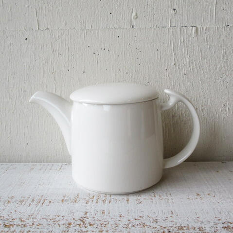 ☆☆☆お支払につきまして以下の点にご注意下さい。 上記・在庫状況表示欄において「おとりよせ」の表記がある場合は、『代金引換払い（コレクト便）』はご利用いただけません。また返品・キャンセルもお受けできません。あらかじめご了承下さい。☆☆☆ ■サイズ 約　幅18×奥行9×高さ10cm ■素材 磁器 ■デザイナー 小松　誠 ■メーカー CERAMIC JAPAN / セラミック・ジャパン ■産地 愛知県　瀬戸市 ■備考 ＊ステンレス茶漉し付き □画像をクリックすると拡大されます。□　　　CHA-POT　　　□ CERAMIC JAPAN　　　>>>　　　　designed by Makoto Komatsu　　made in Japan セラミック・ジャパンは歴史ある焼物の街、愛知県瀬戸市に1973年に創立し、当初から一貫したデザインポリシーのもと、才能あるデザイナーと瀬戸の伝統技術とのコラボレーションにより、独自の製品を生み出しています。 小松誠さんデザインによる「CHA-POT」シリーズは、大きく口が開き、中身が入れやすく、また中に手がはいるので洗いやすくなっています。つまみのないフラットドーム型のフタも特徴的。注ぐときに親指でフタを押さえて注ぎます。2〜3杯のお茶が入る適度な容量とやさしいホワイト色も普段使いにぴったり。日本茶にも紅茶にも使えます。 茶葉が捨てやすいステンレス・ストレーナー付き。注ぎ口の形がちがう「1」と「2」がございます。お好みのデザインをどうぞ。