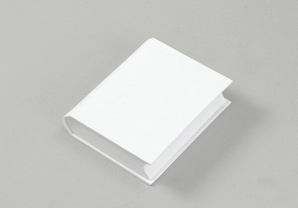 オリジナルのパッケージデザインができる白無地のボックスです。 ふたはマグネットがついていますので、大切なものを収納しても中身が飛び出さず安心です。 本から飛び出した作品・物語風の作品など造形のしやすいブック型 商品サイズ（単位mm)：121×143×35mm セット内容：本体のみ 1個重量（g）：100 材質：紙・磁石 包装形態：袋入り 包装サイズ（横×高さ×奥行）mm：W140×H100×D35mm 販売単位：個 生産国：中国 箱の場合の入数：64