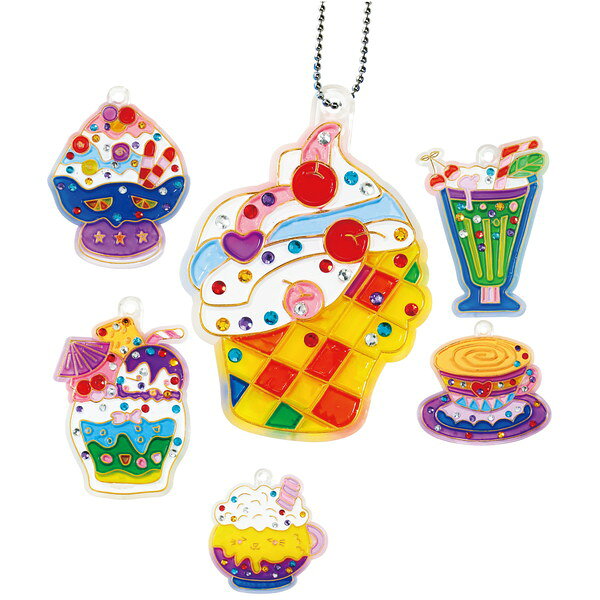 かわいいスイーツチャームをつくろう！ カラフルなかわいいスイーツチャームがつくれるキットです。 ぬりえのように、6色のガラス絵の具をフレームに流してラインストーンをのせるだけで、簡単につくることができます。 スイーツチャームは全部で6個付属しています。 対象年齢：6歳以上。 目安制作時間：30分（別途乾燥時間がかかります）。 別途用意するもの：つまようじ、ラップ。 商品サイズ（単位mm)：フレーム：約48×70mm（デザインによって変わります） セット内容：フレーム×6、インク×6、ボールチェーン×6、ラインストーンセット×1、ピンセット×1 1個重量（g）：98 材質：フレーム：GPPS、インク容器：PE、ボールチェーン：鉄、ラインストーンセット：アクリル、ピンセット：PP 1個梱包形態：ヘッダー付き袋入り 1個梱包サイズ（mm）：W130×H210×D30mm 販売単位：セット 生産国：中国 ケースの場合の入数；120●仕様・寸法・デザインについては予告なく変更されることがあります。 ●画像はイメージです。代表画像を使用することがあります。 ●ご返品、交換、発注後のキャンセルはできません。 ●都度お取り寄せ発注のため突然の欠品等がありましたら連絡させていただきます。