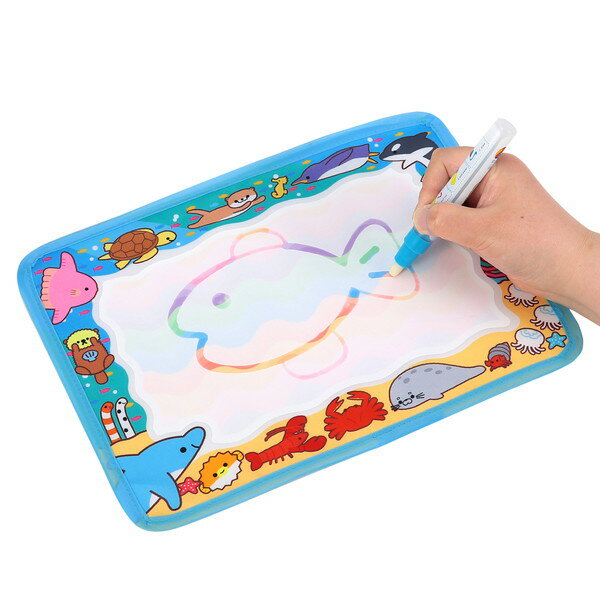 何度でも描いて消せる！水で遊ぶカラフルおえかき！ 水だけで描けるので汚れの心配がなく、お部屋でも気軽に使えるおえかきマットです。 乾くと絵が消えるので、何度でもくり返し遊べます。 かわいい海の仲間たちが縁にデザインされており、楽しみながら創造力を育てます。 持ち運びしやすいサイズで、おでかけにも便利です。 商品サイズ：本体：約315×230mm、水ペン：約φ10×120mm セット内容：本体×1、水ペン×1 1個重量（g）：35 材質：綿、ナイロン、ポリエステル 1個包装形態：袋入り 包装サイズ：W320×H270×D10 販売単位：個 生産国：中国 箱の場合の入数：200●仕様・寸法・デザインについては予告なく変更されることがあります。 ●画像はイメージです。代表画像を使用することがあります。 ●ご返品、交換、発注後のキャンセルはできません。 ●都度お取り寄せ発注のため突然の欠品等がありましたら連絡させていただきます。