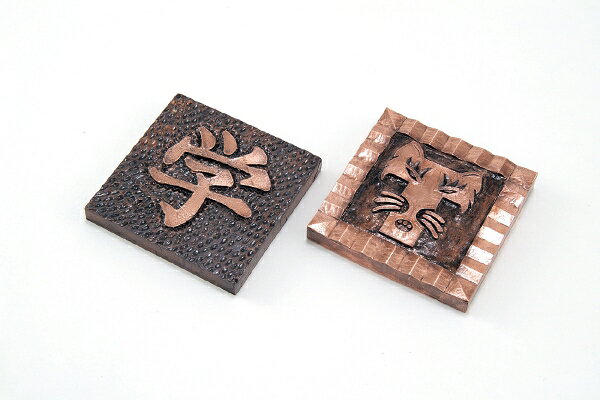 商品説明：簡単のり付銅箔！細い線や曲線がスムーズに彫れる白彫板使用！　　 セット内容：白彫板（100×100×10mm）×1、銅箔シール（140×150mm）×1、スチールウール×1●仕様・寸法・デザインについては予告なく変更されることがあります。 ●画像はイメージです。代表画像を使用することがあります。 ●ご返品、交換、発注後のキャンセルはできません。 ●都度お取り寄せ発注のため突然の欠品等がありましたら連絡させていただきます。