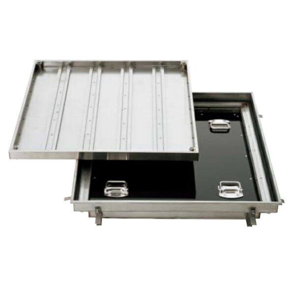 モルタル用 ステンレス目地 防水防臭型 耐火材中蓋付 ステンレス製・歩道用（5.0KN／平米） A：770 B：744 C：600 質量：41kg 床仕上材充填時の蓋質量：55kg／枚 耐火材中蓋の質量：17kg／枚 ■製品情報 ●蓋と枠の嵌合部にゴムパッキンを装着し、さらに専用錠ボルトにより、密閉性を向上したボルトロック施錠式のフロアーハッチです。 　又、耐火材中蓋を付属したフロアーハッチです。 ●防水、防臭に優れたタイプです。 ●開閉には専用鍵ハンドルを使用します。 ●表面処理：目地部—HL ●品番9耐火材には、不燃材料の規定に適合する認定品材料を使用しております。 ▲壁際に設置する場合、開閉ハンドルが回転しても壁等に干渉しないことをご確認の上、設置してください。 　又、干渉する場合は、壁際用ハンドルを用意しています。（別注品）●お支払い方法で代引きはできません。 ●お時間指定はできません。 ●日・祝日・お盆や年末年始期間の配送はできません。 ●沖縄県、北海道、離島は別途お見積りとなります。 ●個人宅は送料別途になる場合があります。 ●仕様・寸法・デザインについては予告なく変更されることがあります。 ●画像はイメージです。代表画像を使用することがあります。 ●受注生産納期目安はあくまで目安です。受注生産品と他の商品を一緒にご注文いただかないようにお願いいたします。発注後のキャンセル、変更、ご返品はできません。 関連商品 ●中部コーポレーション 防水防臭型 モルタル用 耐火材中蓋付 フロアーハッチ MS-BSF ハンドル付 ●中部コーポレーション 防水防臭型 モルタル用 耐火材中蓋付 フロアーハッチ MS-BSF ハンドル無し