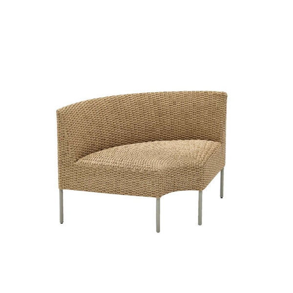 Joy of Outdoor Livingをもっと手軽にシンプルに雨を理由に、屋外をあきらめない アウトドアソファの使用で最も気にかかるのがクッションのメンテナンスです。 JOL PLUSのソファはそれを解決したクッションレスソファです。 マントンコレクション ウーブンタイプのアウトドア家具で定番のポリエチレンファイパー(Viro)をリサイクルに優れたアルミフレームに手編みしたクラフトマンシップを感じるモジュラーソファです。 ウーブン素材の内側に埋め込まれたクイックドライフォームが快適なクッション性と迅速な雨水の排出を実現します。 サイズ：W1,245×D740×SH440.H740mm フレーム/アルミ 背?座/ボリエチレン 重量/15.0kg●全国送料都度お見積りです。あらかじめ送り先ご住所、個人宅か法人か、と数量をお知らせいただけましたら送料お見積りさせていただきます。 ●基本的に直送となります。個人向けの商材ではないので「運送会社」や「細かい配送時間の指定」はできません。再配送もできませんので、あらかじめお受け取りいただける日を備考欄にお願いいたします。もしくはご注文後に連絡させていただきます。 ●受注生産の場合やメーカー欠品時は納期がかかります。あらかじめご確認いただければ確認させていただきます。 ●仕様・寸法・デザインについては予告なく変更されることがあります。 ●画像はイメージです。代表画像を使用することがあります。 ●ご返品、交換、発注後のキャンセルはできません。 関連商品 ●JOL PLUS マントンライト/アッシュ W1,400×D690×SH440.H740mm ●JOL PLUS マントンレフト/アッシュ W1,400×D690×SH440.H740mm ●JOL PLUS マントンコーナー/アッシュ W1,245×D740×SH440.H740mm ●JOL PLUS マントンセンター/アッシュ W660×D680×SH440.H740mm