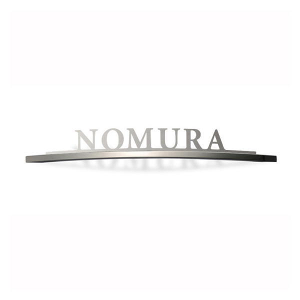 本体（ネーム部） サイズ:約W295×H28〜45×D53 材質:ステンレス 仕上げ:ヘアライン仕上 バー部 材質:ステンレス 仕上げ:鏡面仕上 文字：英数字のみ12文字以内 寸切りボルト2本（直径4mm×長さ25mm）付き 取付：ボルト留め接着 重量（kg）:0.2 注意事項 　LEDの取付けはできません。●お支払い方法で代引きはできません。細かいお時間指定や夜間配送、日曜日祝日配送ができない場合があります。 ●リードタイム目安：レイアウトご承認後8日 ●リードタイム備考：特になし ●生産国：日本 ●運賃： 沖　縄：都度確認 ●画像はイメージです。商品は発送準備後のキャンセル、ご返品はできませんがあらかじめご了承ください。 関連商品 ●オンリーワンクラブ 表札 ブリッツ シングル ヘアライン KS1-10401 ●オンリーワンクラブ 表札 ブリッツ シングル ブラック KS1-10402 ●オンリーワンクラブ 表札 ブリッツ シングル ホワイト KS1-10403 ●オンリーワンクラブ 表札 ブリッツ ダブル ヘアライン KS1-10404 ●オンリーワンクラブ 表札 ブリッツ ダブル ブラック KS1-10405 ●オンリーワンクラブ 表札 ブリッツ ダブル ホワイト KS1-10406 ●オンリーワンクラブ 表札 ブリッツ ライト ヘアライン KS1-10407 ●オンリーワンクラブ 表札 ブリッツ ライト ブラック KS1-10408 ●オンリーワンクラブ 表札 ブリッツ ライト ホワイト KS1-10409