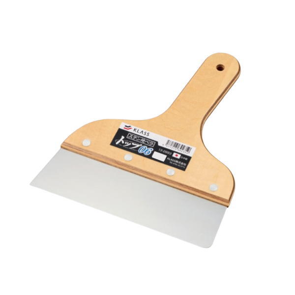 特長 　高品質のステンレス材と左官ゴテ製造技術を活かしたヘラ部は従来の地ベラと比べ先端の直線性に優れています。 　末端部分はR仕上げでスライドしやすくなっています。 旧メーカー名：極東産機（カタログ掲載のため製造元は違う場合があります。）●画像でロゴが旧メーカー名極東産機やKYOKUTOになっておりましても、実際は新メーカー名KLASSに変わっているものが多いです。ロゴが違うといった理由でのご返品や交換は承っておりません。 ●仕様・寸法・デザインについては予告なく変更されることがあります。 ●画像はイメージです。代表画像を使用することがあります。 ●ご返品、交換、発注後のキャンセルはできません。 ●都度お取り寄せ発注のものは突然の欠品等がありましたら連絡させていただきます。 関連商品 ●KLASS ステン地ベラ トップ06 3寸 97mm 厚み0.6mm 13-2890 ●KLASS ステン地ベラ トップ06 4寸 129mm 厚み0.6mm 13-2891 ●KLASS ステン地ベラ トップ06 5寸 158mm 厚み0.6mm 13-2892 ●KLASS ステン地ベラ トップ06 6寸 190mm 厚み0.6mm 13-2893 ●KLASS ステン地ベラ トップ06 7寸 221mm 厚み0.6mm 13-2894 ●KLASS ステン地ベラ トップ06 8寸 248mm 厚み0.6mm 13-2895 ●KLASS ステン地ベラ トップ06 9寸 290mm 厚み0.6mm 13-2896 ●KLASS ステン地ベラ トップ06 10寸 312mm 厚み0.6mm 13-2897 ●KLASS ステン地ベラ トップ12 8寸 248mm 厚み1.2mm 13-2898 ●KLASS ステン地ベラ トップ12 9寸 290mm 厚み1.2mm 13-2899 ●KLASS ステン地ベラ トップ12 10寸 312mm 厚み1.2mm 13-2900 ●KLASS ステン地ベラ トップ10 8寸 約250mm 厚み1.0mm 13-2901 ●KLASS ステン地ベラ トップ10 9寸 約290mm 厚み1.0mm 13-2902 ●KLASS ステン地ベラ トップ10 10寸 約310mm 厚み1.0mm 13-2903