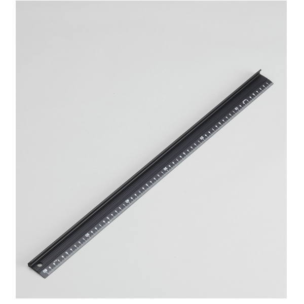 カッターから手を守る高さ18.5mmのガードが付いています。 底面にすべり止めゴムを埋め込んであるので安定します。 ステンレス鋼をカット面に埋め込んであるので、きれいな直線を維持します。●仕様・寸法・デザインについては予告なく変更されることがあります。 ●画像はイメージです。代表画像を使用することがあります。 ●ご返品、交換、発注後のキャンセルはできません。 ●都度お取り寄せ発注のため突然の欠品等がありましたら連絡させていただきます。