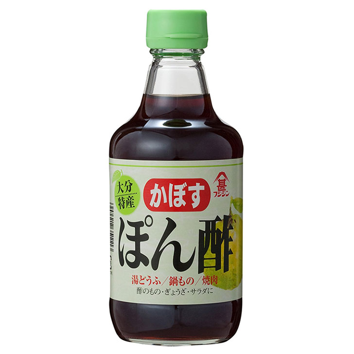 商品説明名称味付けポン酢 原材料名 醤油、砂糖混合異性化液糖、かぼす果汁、醸造酢、食塩、レモン濃縮果汁、かつお節エキス、酵母エキス、調味料（アミノ酸等）、カラメル色素、香料、（原材料の一部に小麦、大豆を含む）内容量350ml 賞味期限別途商品ラベルに記載保存方法 直射日光を避けて保存してください。開封後は冷蔵庫で保存して、お早めにご使用ください。販売者富士甚醤油株式会社大分県臼杵市大字臼杵551-2大分特産のかぼす果汁に本醸造しょうゆを合わせた風味豊かな味付けぽん酢です。　　 湯豆腐、鍋物、焼き肉、餃子、焼魚、おひたし、冷奴、和風ドレッシングとして様々な料理にご使用いただけます。