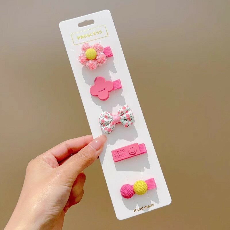 ベビーヘアクリップは、新生児や髪の毛が少ない赤ちゃんのために特別に設計されたヘアアクセサリーです。2025年の新作として登場し、髪を傷めない優しい素材を使用しています。赤ちゃんの産毛にも優しくフィットし、安心して使用できます。デザインは子供...