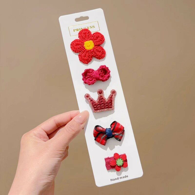 ベビーヘアクリップは、新生児や髪の毛が少ない赤ちゃんのために特別に設計されたヘアアクセサリーです。2025年の新作として登場し、髪を傷めない優しい素材を使用しています。赤ちゃんの産毛にも優しくフィットし、安心して使用できます。デザインは子供...