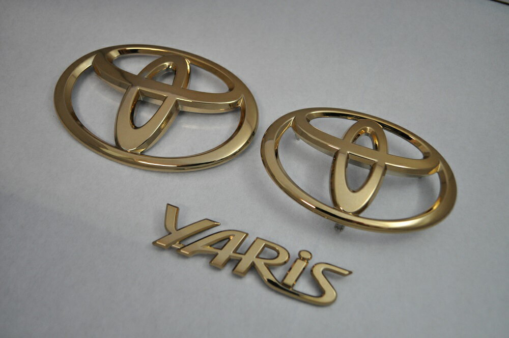 【当店全品ポイント7倍※要エントリー】YARIS　ヤリス KSP210／MXPA10　ゴールドエンブレム3点SET　　INVENTER/grow/メッキ/ブラッククローム/ゴールド/車エンブレム/車パーツ/