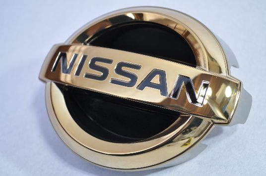 V36系スカイライン　セダン　フロントニッサンマーク　ゴールドメッキエンブレム　　INVENTER/grow/メッキ/ブラッククローム/ゴールド/車エンブレム/車パーツ/