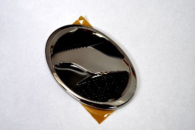 70系ヴォクシー　フロントオーナメント　ブラックメッキエンブレム　　INVENTER/grow/メッキ/ブラッククローム/ゴールド/車エンブレム/車パーツ/