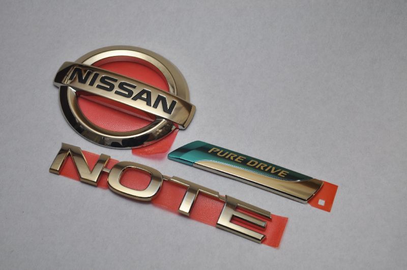 E12　ノート　ゴールドエンブレムリア3点SET　　INVENTER/grow/メッキ/ブラッククローム/ゴールド/車エンブレム/車パーツ/