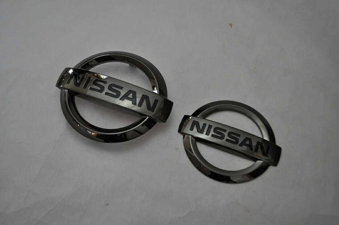 E26　キャラバン　NV350　前期／後期共通　ブラックメッキエンブレム　フロント／リア2点SET　　純正/メッキ/カラーメッキ/セット/単品/車/車パーツ/カーパーツ/高品質/送料無料