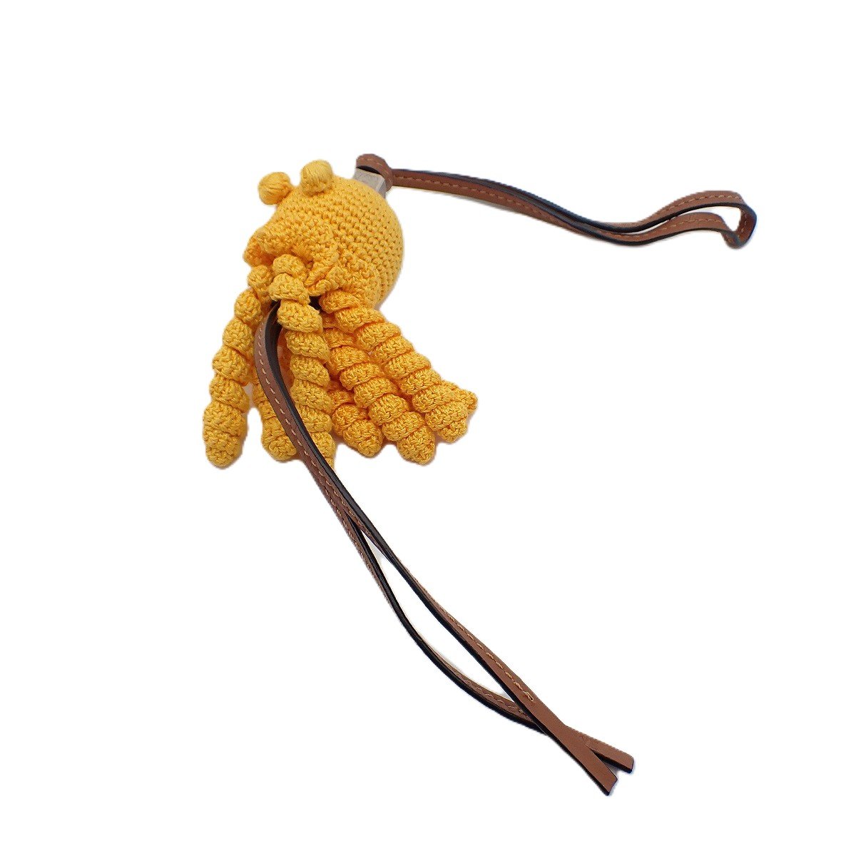 LOEWEロエベ ジェリーフィッシュ キーホルダー バッグチャーム素材：コットン/牛革カラー：イエロー系&nbsp;サイズ・全長：約 40cm・チャーム部分：約 W 4.2×H 11.3×D 5.2cm重さ：約 45.4g付属品：なしUSED品トップ部分には汚れやスレなどの目立つ欠点は見られません。レザー部分にくせが付いています。管理No：38Y0101★掲載の商品は全て一点物となっております。インターネット販売と店頭販売を並行しておりますので売り切れている場合がございます。予めご了承下さい。 ＊万が一売り切れの場合は当店より直接メールにてお知らせいたします。