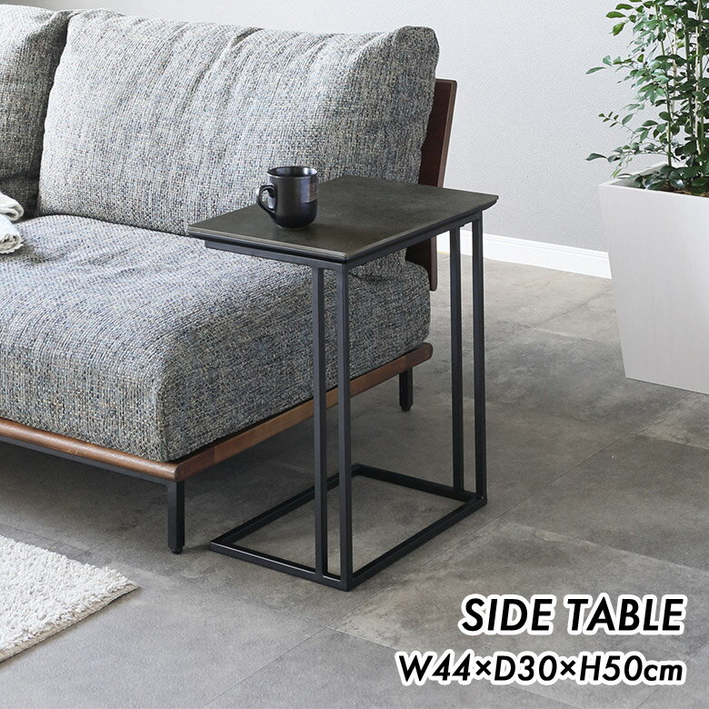 商品について ■商品の特徴 石目の天板と無骨すぎないスチール脚のコントラストが高級感のあるリビングを演出します。 天板にはキズ・汚れ・熱に強いセラミックを使用しています。 コの字型のデザインなので、天板下にカゴを置いたりソファに差し込んだり...