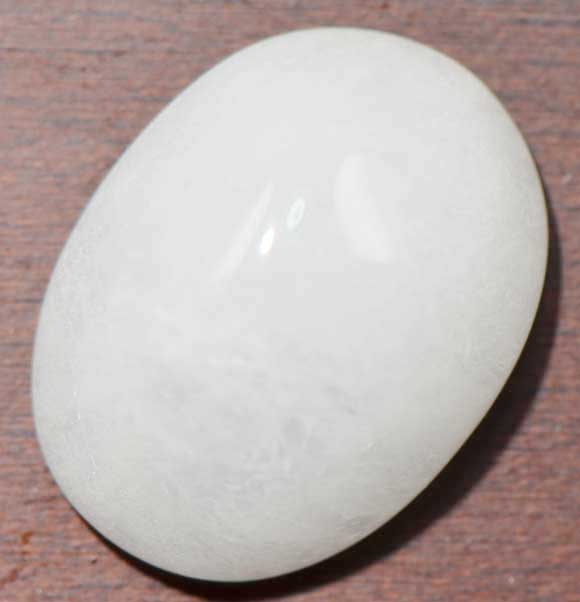 【ネコポス送料無料】 石名ホワイト　クォーツサイズ15.6x20.5x7.7（厚み）mm17.10cts産地ブラジル・ゴヤス州マラビーニャ傷等無キズのサイズ石です。 ホワイトクォーツとは不透明に近い白半透明の水晶です。 写真1・3は茶色のボードで、写真2は白の台座上で写しました。 【ネコポス送料無料】 **ネコポス配送は、エコ包装のみです。確か工場長のマルコスと旅してレピドクロサイトの原石を買った帰りに、 仕入れたミルキー＆ホワイト・クォーツだと記憶しています。 産地はゴヤス州のマラビーニャ村。 限りなく不透明に近い半透明さが面白く、原石代はロッククリスタルの倍値を払って来ました。 それでも安く仕入れたつもりでしたが、ホワイト・クォーツにはキズが多くて閉口した原石です。 8x10mmサイズを研磨するなら無キズを揃えられますが、 ご覧頂いている大きさですとキズが入ってしまいます。 成人男性の両手に山盛りの大と中のロットから無キズ石だけを選びました。 大は無キズですが内包物による小さな凹があります。 採掘量が僅かの稀少なホワイトクォーツとご理解くださいまし。 ネコポス送料無料商品について ・ネコポスでの発送となります。（ポスト投函・補償なし） ・送料無料はネコポスのみとなります。（宅配便は別途送料が必要となります。 　当店からの注文確認メールにて修正してご連絡いたします。） ・ネコポスは簡易包装で送付いたします。