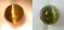 石名クリソベリル　キャッツサイズ6.9x7.0mm 2.80cts産地ミナス州パッドレ・パライソ傷等キズ有り　クリソベリルの小粒石はスリランカより安く彩りも良いはずです。逆に大きい石はブラジルの方が値が張ります。20年後に安価なアフリカ産が出回って来ました。グレードはブラジルの方が良いと思っていますが、安売り競争で値には太刀打ち出来ません。長く続いている日本経済のデフレスパイアルの様です。“思いっきり“の良い方ですが、只今は市場に合わさず静観をしています。孫にジィジィからの家伝として残してやりたい気持ちも手伝ってか。いずれブラジル同様、アフリカでも鉱脈が尽きる日がやって来るからです。芯石2個の併せ写真はペンライトを当てたのと蛍光灯のみでの写真です、そのまま残しました。目が出ていない写真は蛍光灯だけで石のベースの状態を、目が出ている写真は高さ40cmに設置してある25Wの弱いスポットライトで写しました。ペンライトはを当てれば、より良く目が出ますが、キャッツアイのベースの色が変色して写真に写りますので、あえて光が弱くても遠目のスポットライトで写しています。目の出ている2枚の写真は逆側からも写しました。