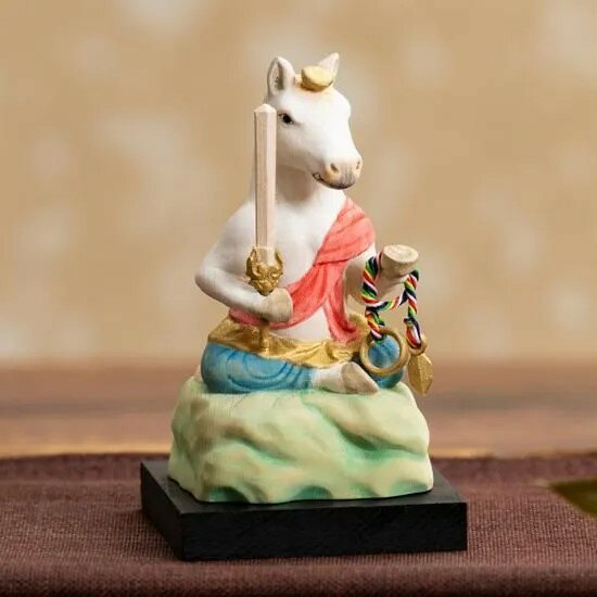 三毳不動尊御祈祷！ 午不動尊に託す令和8年の除災招福！ 午年の厄除と幸福を願うありがたい干支飾り 可愛い猫の仏様(猫buddha)から派生した干支の不動明王シリーズ『厄除 午不動尊』です。 馬は古来より神事に捧げる神馬（しんめ）として御利益や財運を呼び込む象徴とされ、また戦いにおいては軍馬として戦を勝利に導く存在でした。 行商や農業を営む人にとっても豊かさを運ぶ存在として大切にされてきました。 一方、将棋の駒の産地として有名な山形県天童市には、駒の表面に馬の字を左右反転させた文字を刻む「馬(ひだりうま)」という縁起物があります。 これは「うま」を逆にすることで‟喜びに「まう（舞う）」”に通じることを表します。 午不動尊のその身や袈裟の彩色は神馬に通じ、微かに首を左に向けているのは「左馬」を象徴する意匠です。 このように古くから沢山の御利益を持つことで大切にされてきた馬を、猫仏生みの親である「仏像工房仏屋さかい」の酒井豪仏師が不動明王の姿に彫り上げ、それを原型として誕生したのが『厄除午不動尊』です。 右手に利剣、左手に羂索（縄）を持ち、目は天地眼（てんちげん）、牙は牙上下出（がじょうげしゅつ）の馬の姿のお不動さまは、力強くもどこか愛らしい、守護安寧と開運を託すにふさわしい干支飾りです。 さらに万葉の祈願寺として篤い信仰を集める三毳不動尊（みかもふどうそん）の小田隆誠御住職による除災招福のありがたい御護摩祈祷を賜ってのお届けとなります。 皆様の令和8年が午不動尊と共に「何事も馬く行く（上手くいく）」ことを祈念いたします。三毳不動尊御祈祷！　午不動尊に託す令和8年の除災招福！ 可愛い猫の仏様(猫buddha)から派生した干支の不動明王シリーズ『厄除 午不動尊』です。 午年の厄除と幸福を願うありがたい干支飾り 馬は古来より神事に捧げる神馬（しんめ）として御利益や財運を呼び込む象徴とされ、また戦いにおいては軍馬として戦を勝利に導く存在でした。 行商や農業を営む人にとっても豊かさを運ぶ存在として大切にされてきました。 一方、将棋の駒の産地として有名な山形県天童市には、駒の表面に馬の字を左右反転させた文字を刻む「馬(ひだりうま)」という縁起物があります。 これは「うま」を逆にすることで‟喜びに「まう（舞う）」”に通じることを表します。 午不動尊のその身や袈裟の彩色は神馬に通じ、微かに首を左に向けているのは「左馬」を象徴する意匠です。 このように古くから沢山の御利益を持つことで大切にされてきた馬を、猫仏生みの親である「仏像工房仏屋さかい」の酒井豪仏師が不動明王の姿に彫り上げ、それを原型として誕生したのが『厄除午不動尊』です。 右手に利剣、左手に羂索（縄）を持ち、目は天地眼（てんちげん）、牙は牙上下出（がじょうげしゅつ）の馬の姿のお不動さまは、力強くもどこか愛らしい、守護安寧と開運を託すにふさわしい干支飾りです。 さらに万葉の祈願寺として篤い信仰を集める三毳不動尊（みかもふどうそん）の小田隆誠御住職による除災招福のありがたい御護摩祈祷を賜ってのお届けとなります。 皆様の令和8年が午不動尊と共に「何事も馬く行く（上手くいく）」ことを祈念いたします。 古来日本では「その年の干支飾りを家に招くと一年の幸せに通じる」と信じられています。 長引く物価高騰や為替問題、賃金アップが喧伝されるほどには好景気を実感できない鬱屈した日々が続くなか、来る新年こそ明るく希望に満ちた年となるよう願いを込めてお届けするのが、干支守り『厄除午不動尊』です。 厄除けに功徳があると親しまれてきた不動明王の姿で表したのが本品です。 午年の厄難を討ち祓う愛らしくも力強い午（うま）のお不動さま 『厄除午不動尊』は、三毳不動尊にて2026年（令和8年）の所願成就と厄除のご祈祷を賜った縁起物です。 来たる新年が幸多きものとなるよう、特に次のような方におすすめします。 (1)2026年（令和8年）の多幸と開運を願うすべての方 (2)午年生まれ（年男・年女）の方 (3)令和8（2026）年に厄年を迎える方 素材にはヒノキを使用し、魔を避けるだけでなく、リラックス効果のあるヒノキチオール成分が癒しのひと時を与えてくれます。 場所を選ばない手のひらサイズで、手も足もない白蛇に、不動明王の特徴を余すところなく盛り込んだ仏像の造形を絶妙なバランスで融合しております。 淡い色調で丁寧な手彩色を施し　力強くも温かみのある不動明王のお姿です。 堅固不動の菩提心で煩悩を打ち砕き、あまねく衆生を救済します。 不動明王は、大日如来の教命をうけて活動し、人々を救うためあえて厳しい姿となり、一切の障難やけがれを焼きつくす。明王の中心的存在と目され、仏界随一の破壊力を誇る不動明王は、観音さまやお地蔵さまと並んでよく目にする仏像です。 不動明王は大日如来の化身といわれ、日本では親しみをこめて「お不動さん」と呼ばれています。 怖い顔は、如来さまの優しい顔だけでは言うことをきかない者を、正しい道に導くためのもので、右手の剣によって如来の教えの妨げとなる一切の煩悩を打祓い、背負う大火炎によって悪鬼や障害を焼き尽くします。 左手の索によって人々の平安を末永く守り、菩提を成就させることで大いなる御利益を授けます。見た目は怖いですが、その心は人々を救いたいという慈愛に満ちた仏様です。 忿怒で説き伏せる明王 不動明王のサンスクリット名は「アチャラ」といい、これはヒンドゥー教の最高神シヴァの別名。シヴァ神が密教に取り入れられた姿が不動明王と考えられています。 元々シヴァ神はモンスーンの威力を神格化したものといわれ、破壊と救済という矛盾する性格を持つ。破壊は自然の驚異であるモンスーンの凄まじい力、救済はモンスーンが通り過ぎた後、草木が芽を出す生命力を表しています。 不動明王はこのシヴァ神の性格を受け継ぎ、「難化の衆生」の煩悩を断ち切るためには仏界一といわれる破壊力で猛威を振るうが、仏像に精進するものに対してはとことん救済の手を差し伸べてくれる頼もしい存在です。 不動明王は、憤怒の相で三鈷剣を振るい厄難を断ち切り、羂索で悪鬼や邪気を縛り上げ、迦楼羅鳥の火炎であらゆる煩悩を討ち祓います。 また、広大無辺の御誓願により念ずる者の願いに応じて、あらゆる御利益を授けるとされ、絶対的な守護力と厳しくも慈悲深いその力であなたを幸福へと導いてくださることでしょう。 愛らしさもある絶妙なバランスで、原型制作は「猫仏」で人気の仏屋さかいが手がけた、天然木・手仕上げの商品です。 霊験あらたかな三毳不動尊（みかもふどうそん）にて除災招福の御護摩祈祷を賜り、その証となる証明書が付属します。 ■サイズ　本体:高さ9.2×幅5.2×奥行き5.1cm　台座:高さ10×幅60×奥行60mm ■重さ：本体:38g　敷板:17g ■製品内容：本体・持物・台座＝ヒノキ　羂索紐＝レーヨン ■仕様：木彫(淡彩色仕上げ) ■生産地：中国製 ■商品構成：本体、持仏、台座、祈祷証明書、化粧箱 天然木・手仕上げの商品です。 木目、彫刻、彩色には掲載画像とは異なる個性が出る場合があります。 木目などは選べません。予めご容赦ください。 ※少量生産品につき、色味や細部の仕上げが制作ロットによって若干異なる場合があります。 ※商品画像に写り込んだ小物など商品構成以外のものは商品に含まれません。