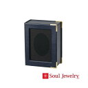 ソウルジュエリーを飾りながら収納できるコンパクトなケース「Soul Jewelry Box」のご紹介です。 ※上画像は「レッド」 かわいい窓から大切な人がいつも見える、特別な場所。 インテリアにマッチするシックなカラーで、遺骨ペンダントだけではなく、リングも収納できるので便利です。 ※上画像は「レッド」 正面の扉を開けると、上部にネックレスやペンダントのチェーンを挟める二か所切れ込みがあり、下部にリング用スリットがあります。 ※上画像は「レッド」 ソウルジュエリー（遺骨ペンダント）や、プラチナリングとセットで購入がおススメです。 ※上画像は「ブラウン」 ソウルステージ（ミニ仏壇）との相性も良く、祈りの空間が出来上がります。 遺骨ペンダントは、近年増えつつある「手元供養」の一つで、身につけることで大切な人を偲び、いつもそばにいると感じることができるため、気持ちが前向きになれます。 年齢・性別を問わず、身近な人を亡くした寂しさや喪失感から「大切なひとを身近に感じていたい」、「そばにいて見守って欲しい」という純粋な思いを持つ方に選ばれています。 ※上画像は「メビウス　シルバー925」 ご家族、ご兄弟、ご両親、恋人…。事前には想像することすら耐えがたいことですが、最愛の人が帰らぬ人になってしまった時。人である以上いつかは避けられないこの別れに際して、インナーポケット機能がついた『Soul Jewelry（ソウル ジュエリー）』は、 最愛の方の形見や遺灰を収納していただくことができるジュエリーペンダントです。 ■商品の仕様、サイズ 材質：合成皮革・ガラス・合金 サイズ：高さ95mm×幅73mm×奥行39mm 色：ネイビー(1070) ■ご注文時のご注意点 ・参考画像で使用しているソウルジュエリーやリングは商品には含まれません。 ・画像の色合いは、ごらんになっている環境（パソコン、スマートフォンなど）によって実際のものと異なる場合があります。 ■商品到着までの流れ 1 ）商品画面で「手元供養商品」を選んでカートに入れる。 　　お客様必要情報をご入力の上、ご注文ください。 2 ）いっぽ一歩堂（兵庫県）より、ご注文後、約3営業日でお客様に商品を発送。 3 ） お客様のお受け取り。 ※万一、在庫切れの場合は、弊社スタッフより迅速にご連絡させていただきます。 また、お急ぎの場合は、ご注文前にあらかじめご連絡ください。 ■当店は手元供養用品の展示販売を行っております。 ■祈りの仏具店　宝塚店へのアクセス 年末年始、GWなどの連休を除き、平日はすべて営業しております。土日、祝日は不定休となっておりますので、お電話で休日をご確認いただくか、もしくは毎月末に翌月の営業カレンダーをサイトに更新しておりますので、ご確認の上、ご来店ください。