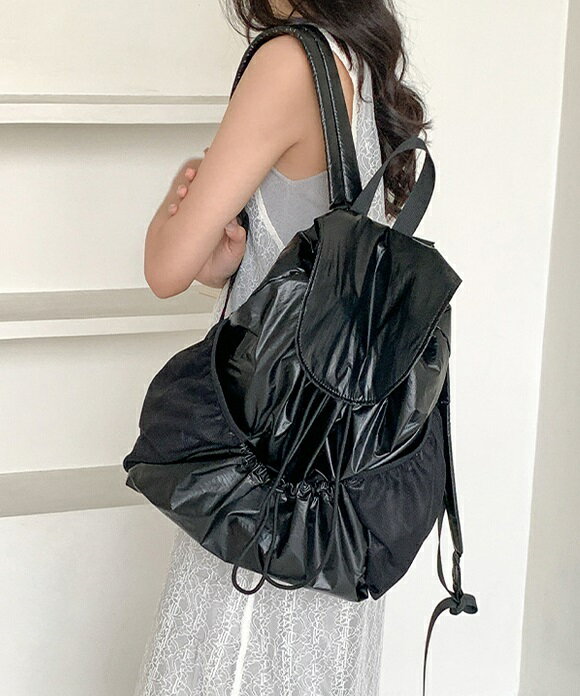 Rakuten - 【週末限定SALE】【アウトレット｜在庫限り｜ブラックのみ】バッグ リュック バックパック 巾着 メタリック 光沢 キラキラ ポケット 鞄 韓国ファッション オフィスカジュアル ストリート アウトドア スポーティ 旅行 リゾート プレゼント ギフト