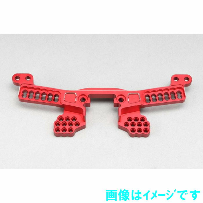YD-2シリーズに使われているアルミ製のリヤショックタワーです。ショートサスアームに合わせてアッパーアームを外側に付けられるように、アッパーアーム取り付け穴が増えています。基本的にはショートサスアーム使用時は外寄りの穴を使用してアッパーアームも短く設定し、スタンダードのサスアームを使う場合は内側のアッパーアーム取り付け穴でアッパーアームを長く設定すると、適度なキャンバー変化が設定できるようになっています。