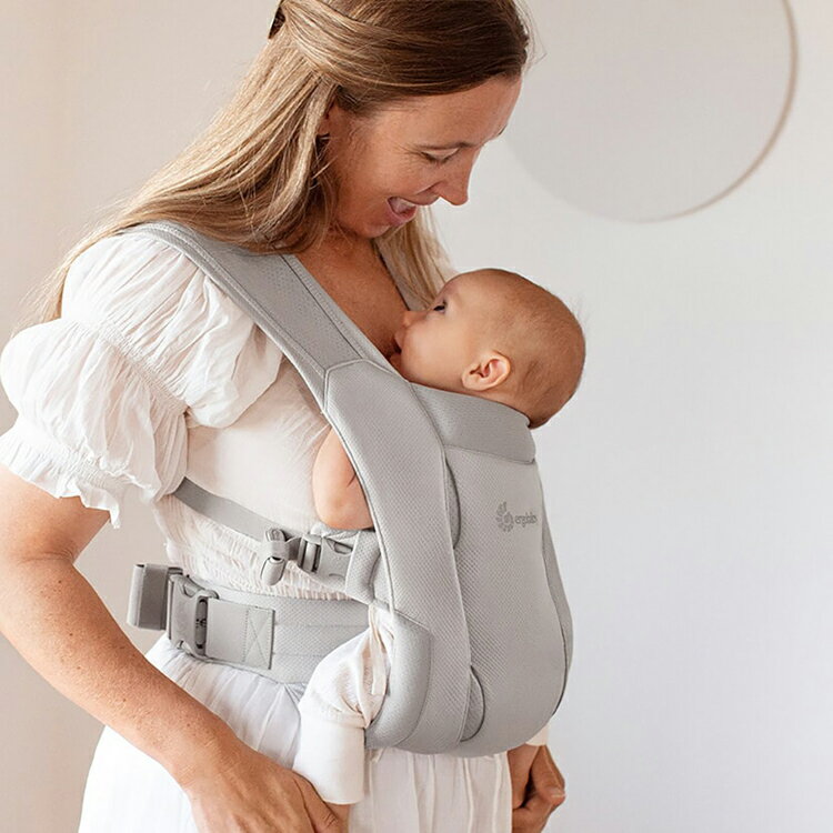 抱っこ紐 エルゴベビー だっこひも EBC EMBRACE Soft Air/ ソフトグレー CREGBCEMASAMGRYベビー エンブレース ソフトエア 抱っこひも ベビーキャリア Ergobaby プレゼント ギフト 通気性 安心 機能性 DADWAY ダッドウェイ
