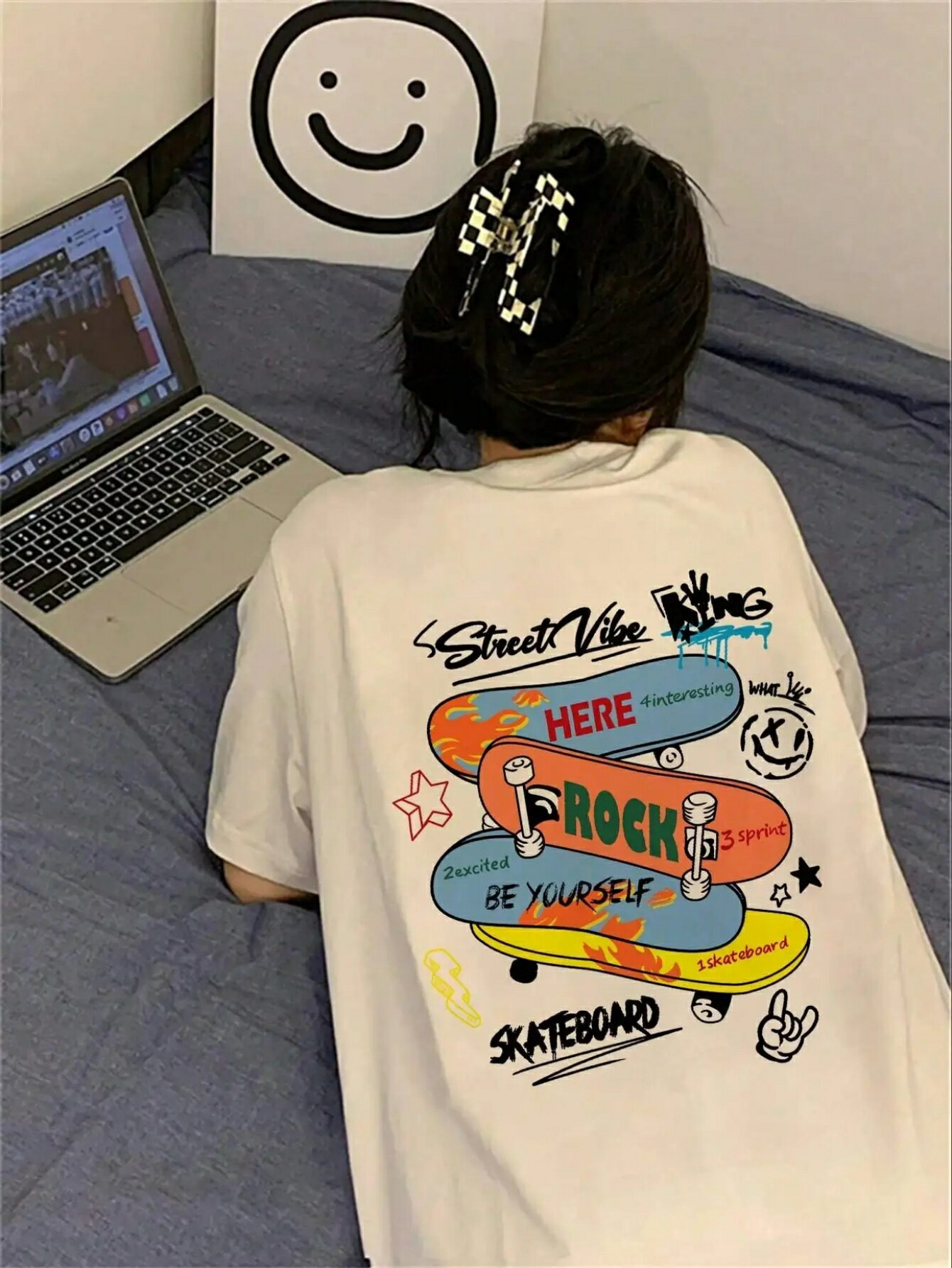 【日本ストリートトレンド】スケートボードグラフィック T シャツ!“Street Vibe”“BE YOURSELF” プリントでカッコよさ全開♪ オーバーサイズフィットでリラックス感漂わせ、日常着からお出かけまで、今大人気のアメカジ × 和テイストスタイルで自然アクセス UP!