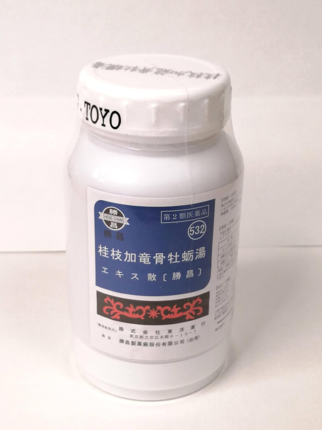 商品紹介 医薬品は、用法用量を逸脱すると重大な健康被害につながります。必ず使用する際に商品の説明書をよく読み、用法用量を守ってご使用ください。用法用量を守って正しく使用しても、副作用が出ることがあります。異常を感じたら直ちに使用を中止し、医師又は薬剤師に相談してください。 医薬品の販売について ●効果・効能 次のような症状に有効です。体力中等度以下で，疲れやすく，神経過敏で，興奮しやすいものの次の諸症: 神経質，不眠症，小児夜なき，夜尿症，眼精疲労，神経症 ●用法・用量 次の量を1日3回空腹時に水又はぬるま湯と一緒に服用して下さい。 [年齢:1回量] 大人(15歳以上):1.5g(添付の秤量スプーンで1杯) 8歳以上15歳未満:大人の量の2/3 4歳以上7歳未満:大人の量の1/2 「用法・用量に関する注意」 小児に服用させる場合には，保護者の指導監督のもとに服用させて下さい。 ●成分・分量 桂枝加竜骨牡蛎湯エキス散「勝昌」は漢方処方に従って生薬を配合し抽出して得た水製エキスに賦形剤を加えて散剤としたものです。 本品4.5g中 局外生規ケイシ・・・4.0g 日局シャクヤク・・・4.0g 日局タイソウ・・・4.0g 生ショウキョウ・・・4.0g 日局カンゾウ・・・2.0g 日局リュウコツ・・・2.0g 日局ボレイ・・・3.0g 上記の混合生薬より抽出した桂枝加竜骨牡蛎湯の水製エキス3.0gを含有しています。 添加物(賦形剤)としてトウモロコシデンプンを含有しています。 ●保管及び取扱いの注意 (1)直射日光の当たらない，湿気の少ない涼しい所に密栓して保管して下さい。 (2)小児の手の届かない所に保管して下さい。 (3)他の容器に入れ替えないで下さい。(誤用の原因になったり品質が変わる) 商品詳細 広告文責 株式会社トータルケアメディック　06-6115-1189 メーカー名 株式会社東洋薬行 販売業者名 株式会社東洋薬行 原産国 日本 区分 第2類医薬品