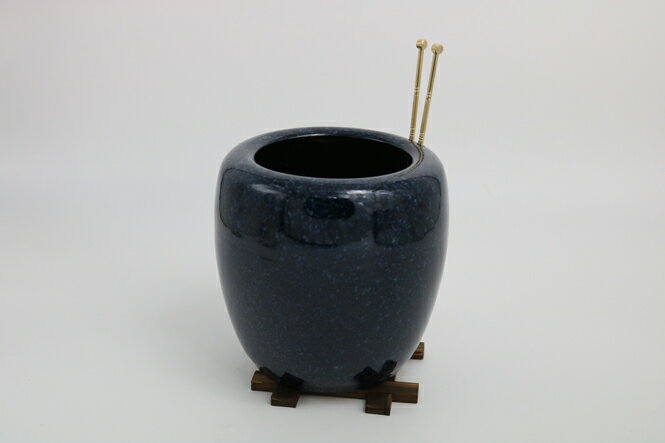 [信楽焼 伝統の火鉢 生子 深みのある青 陶器] 信楽焼の火鉢の歴史は、明治時代からです。 信楽焼きの火鉢の生産は、明治時代に新しく開発された「なまこの釉薬」によりはじまりました。 生子の青は、 深みのある伝統のコバルトブルーです。 表情豊...