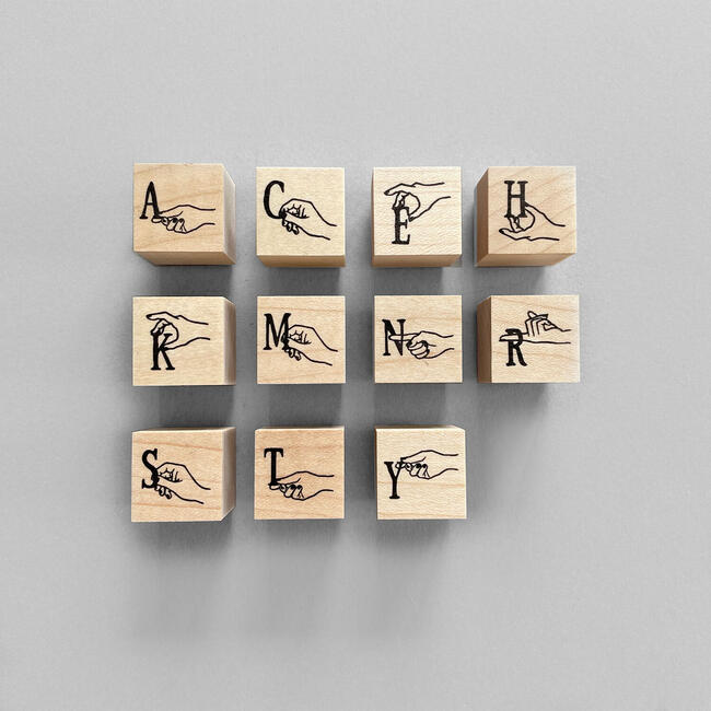 【KNOOPWORKS/クノープワークス】 ALPHABET スタンプ アルファベット ミニスタンプ はんこ ハンコ ラッピング コラージュ テキスト イニシャル 文字 手紙 封筒 手帳 日記 メッセージカード カード ポストカード 封 封緘 ワンポイント 言葉 名前 おしゃれ かわいい カレンダーのサムネイル