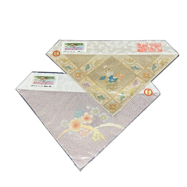打敷（うちしき）は須弥壇や前机などに敷きかける荘厳具の一種です。四季それぞれの季節に応じた打敷に取り替えましょう。生地の裁断位置により柄の見え方が異なります。あらかじめご了承ください。【商品の仕様】　◆サイズ（cm）100代　巾43×垂れ21.5　 　　
