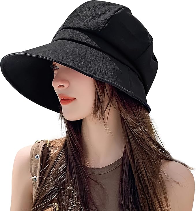 【商品説明】UVカット帽子 材質:ポリエステル、機能：UPF50 +・UVカット率99%以上、サイズ：Free Size、ツバの長さ：10cm、推頭周り：55～59cm（調節可能）：頭周りを測定することをお動めします。高さ：約17cm。付属品：あご紐。この帽子は大きなツバが前方に広がっている設定になっていますので、前、側からも顔が小さく見える！このUVカット 帽子は誰でも似合うように被りを少し深めに設計し、しっかり深くかぶれるかぶり心地。この帽子は汗取りバンド内蔵、薄くて通気性に優れる。この帽子は折り畳み可能、バッグやスーツケースに収納可能で、持ち運びにも便利。 【最新広いつば・大きいサイズ・紫外線対策】このUVカット帽子は保護指数UPF50+で熱中症対策にも役立ちます。 紫外線、近赤外線を99.9％以上カット！一般的な帽子はつばの長さが6cm程度で日陰になる面積が小さいのに対し、当社の帽子はつばの長さが10cmあり、日陰になる面積が広く、UVカット効果も高いため、夏の暑い日でも日焼けや熱中症を防ぎます！ また、帽子の深さ、つばの長さ、頭囲のすべてが最適化され、アップグレードされました。これにより、多くの人に適した帽子が作られました。海辺でのバカンス、ハイキング、日常の通勤など、長時間の屋外活動に最適で、日焼けや熱中症から肌を守ります。 【深めタイプ・小颜効果】ハットの内側にはサイズ調整のロープがついているので、ご自身に合ったサイズ感で被れるのも魅力で、多くの女性が使用可能です！帽子の内側にはあご紐が付いたタイプがあるので、自転車時風に飛ばされる心配がありません。さらに、首の後ろが崩れてきれいなシルエットで被ることができる帽子です。帽子の頭の形をきれいに見えるようシルエットにこだわって作られ、大きなつばは小顔効果も期待できます。帽子はサラッと丁寧に縫い合わせているので、頭の形をきれいに保ってくれます。合わせやすいレディース帽子を一つ持っておくのはいいし、コーディネートの完成度もアップします。 【吸汗排湿性優れ】帽子は高品質素材を使用しており、汗取りバンド内蔵、水分の吸収性が高い素材を採用しており、汗を吸い取ったり、熱気を外にどんどん散発したりすることができて、暑い日で帽子を長時間被っても蒸れずに快適です。帽子は優れた吸放湿性に、痒みと蒸れ感に徹底防止！汗が多い夏場でも清潔に着用でき、チクチクした不快感もなく、24時間圧迫感のない快適な性能を発揮します。この帽子は夏や暑い季節に最適で、頭部をサラサラに保ちます。 【幅広い用途】 帽子のつばにソフトなワイヤーが入り、お好きなスタイルによって自由に調整できます。この帽子は小顔効果も期待できます。日常の通勤、ショッピング、旅行など、さまざまなシーンで活躍し、ワンピースやカジュアルウェアなど、多様なコーディネートにマッチします。おしゃれで実用的なこの帽子は、どんなスタイルにも馴染み、あなたのファッションを引き立てます。