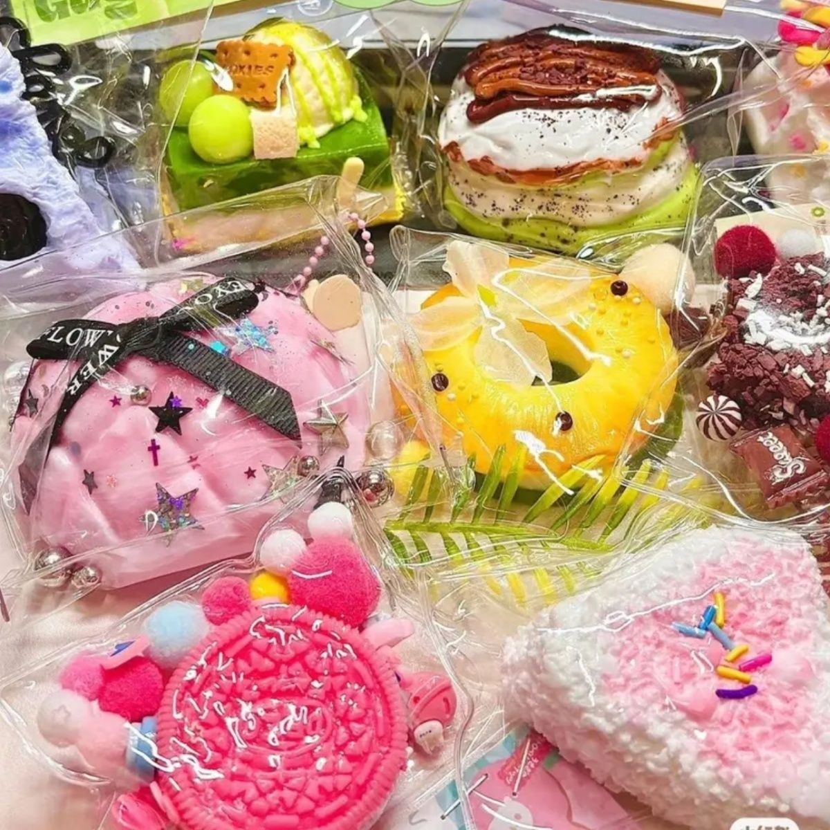 スクイーズ ケーキおもちゃ 8個入 ブラインドバッグ 水感スクイーズ 伸縮性のあるスティッキー 弾力性が高く 手触りが柔らかく パーティーの記念品やストレス解消のおもちゃとして最適で 子供も大人も大好きです 6歳以上 iroiro39-10003562 IROIRO 良品 サンプル画像2