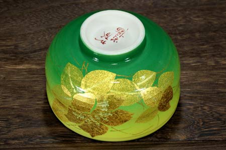 九谷焼 窯元 吉右衛門窯の九谷焼 抹茶碗 釉裏金花椿 お茶道具 茶器 いっぷく碗 カフェオレボウル 抹茶ラテ 日本製 伝統工芸品 陶器 金沢駅 石川県 お土産 ギフト 贈り物 プレゼント 還暦祝い 古希 喜寿 退職祝い 母の日 敬老の日 モダン おしゃれ かわいい｜アングル3