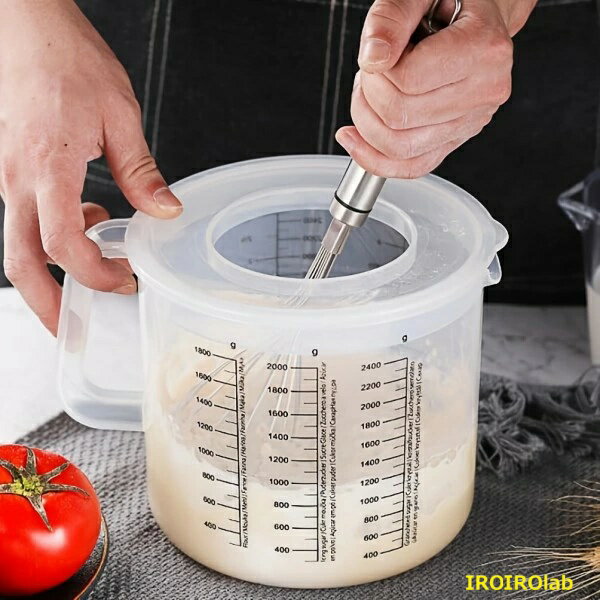 【全品2点で5%OFF】2.5L 大容量 プラスチック 計量カップ 蓋付き 飛散防止 泡立て 調理 ベーキング 家庭用 目盛り付き 多用途 家庭用 調理器具 キッチン用品 かき混ぜ 保存容器 便利