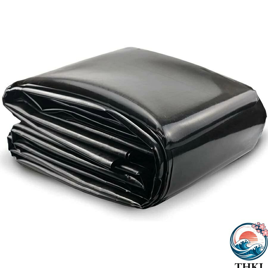 多機能防水マットおよび池のライナー。サイズ：3mx4.5m；厚み：0.3mm本製品は100％の高密度ポリエチレン（HDPE）で作られています。HDPEは耐温性（-30℃から60℃まで）があり、優れた防湿性、防水性、抗紫外線性能があります。厚み0.3mmで、非常に耐久性が高く、長期にわたって使用できます。使用シーン：人工水池、屋根防水、（車両カバー）、仮設住宅、防湿マット、（キャンプ地面シート）、貯水池工事、生態環境工事など、多くのシーンで優れた性能を発揮します。この防水布は非常に柔軟で、普通のはさみで任意のサイズに簡単にカットできます。注意：本製品は比較的厚く、折り畳んで輸送するため、折り目が目立つ場合があります。しかし、本製品は耐久性のある素材で作られているため、折り目が品質に影響を与えることはありません。この製品をより平らかで柔らかくする場合は、直射日光にさらすことで実現できます。池を建設する目的の場合、池が完成した後すぐに魚を放つことは避けてください。池が安定し、水が周囲の環境と温度に適応し、植えた水草と土壌が安定した状態になってから魚を放してくだ多機能防水マットおよび池のライナー。サイズ：3mx4.5m；厚み：0.3mm本製品は100％の高密度ポリエチレン（HDPE）で作られています。HDPEは耐温性（-30℃から60℃まで）があり、優れた防湿性、防水性、抗紫外線性能があります。厚み0.3mmで、非常に耐久性が高く、長期にわたって使用できます。使用シーン：人工水池、屋根防水、（車両カバー）、仮設住宅、防湿マット、（キャンプ地面シート）、貯水池工事、生態環境工事など、多くのシーンで優れた性能を発揮します。この防水布は非常に柔軟で、普通のはさみで任意のサイズに簡単にカットできます。注意：本製品は比較的厚く、折り畳んで輸送するため、折り目が目立つ場合があります。しかし、本製品は耐久性のある素材で作られているため、折り目が品質に影響を与えることはありません。この製品をより平らかで柔らかくする場合は、直射日光にさらすことで実現できます。池を建設する目的の場合、池が完成した後すぐに魚を放つことは避けてください。池が安定し、水が周囲の環境と温度に適応し、植えた水草と土壌が安定した状態になってから魚を放してくだ
