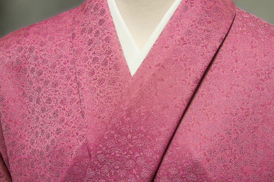 ◇色目　　小豆紫色（赤みの濃い紫色） 赤みの紫、やや抑え目の発色。凛とした、女性らしく艶やかで美しい色目です。 シャープな雰囲気ならグレー系との配色が格好いいですね。グリーン系やピンク系と配色はソフトな感じになります。 誂え染　可 色無地　誂え　紋意匠　双葉葵文 ◇素材　　絹　（表地・裏地） ◇用途　 ◇文様分類　 ◇サイズ　巾380mm×長さ13m（裄丈71.5cmまで可） ◇内容　表地・八掛地