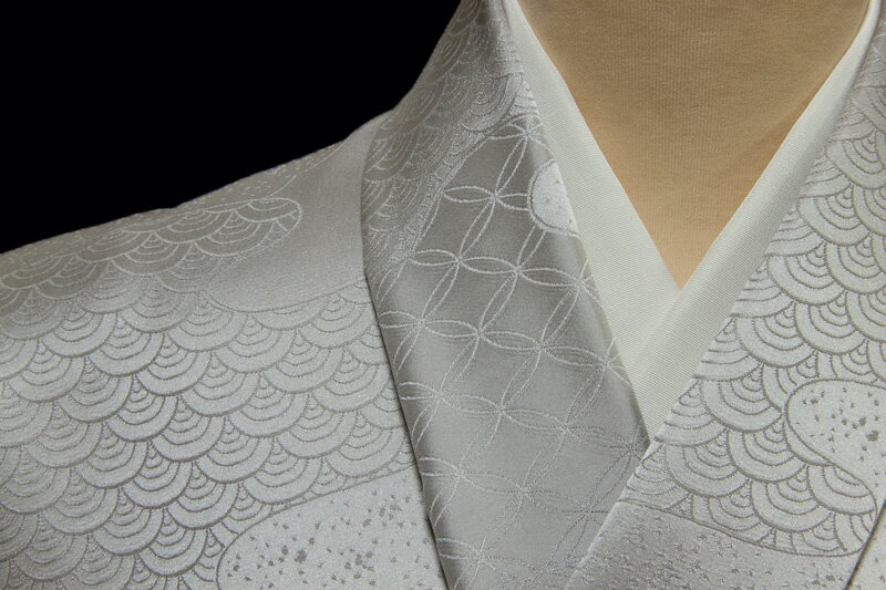 色無地 緞子地　雲取青海波文 白鼠色【反物1反・胴裏1枚・共色八掛1枚のセット】着物 色無地 正絹 光沢 艶感 反物 袷 単衣 地紋 学校行事 七五三 礼装用 入学式 卒業式 結婚