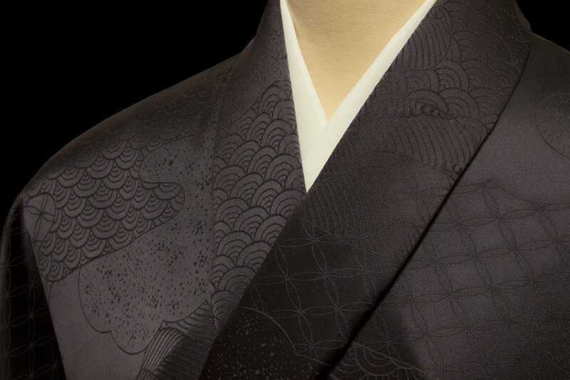 ◇色目　　むらさきとび （暗く灰がかった赤紫色） 焦げ茶に紫のニュアンスを持たせたような色目です。 やさしい上品な色目で、わび、寂びを感じさせてくれる、つつましやかな色目です。 輝くように浮かび上がる地紋と合わさって、バランス良くセンスよく...