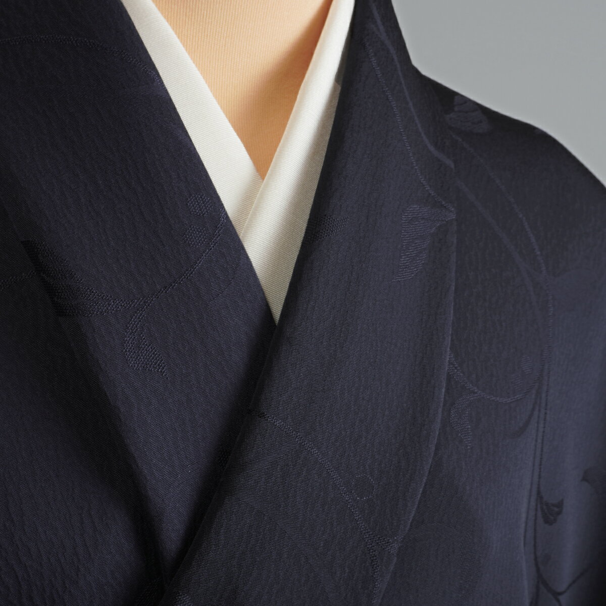 着羽尺地　紋意匠　南天唐草文　かち色