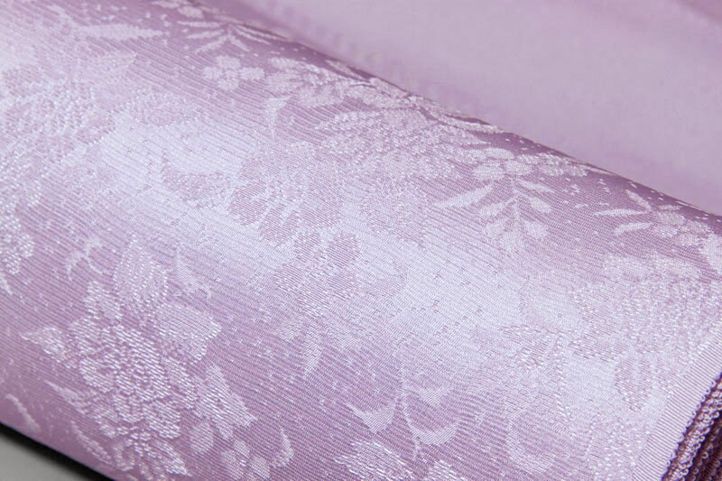 ◇色目　　ライラック(薄い紫） 明るく綺麗目で品の良い紫です。甘い雰囲気ではなく、大人の女性的な雰囲気の色調です。　 ◇素材　表地：絹・裏地：絹 ◇用途 ◇文様分類　植物文様 ◇サイズ　巾380mm×長さ13m（裄丈71.5cmまで可） ◇内容　表地・八掛地・胴裏 ◇産地　表地・八掛：丹後　胴裏：福井 ◇染色　池山染工 　 ◇生地品質　 糸から厳選し丹念に織り上げられた完成度の高い品質です ◇特徴