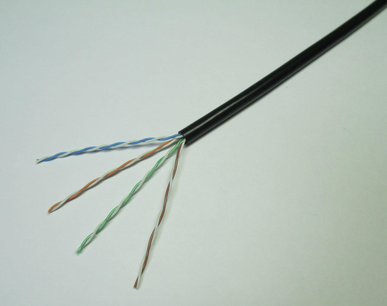 Rakuten - 冨士電線 H12-TPCC5(S)-20m Cat5e RJ45コネクタ付超細径 耐熱LANケーブル (黒) 20m H12-TPCC5 (S) -20m