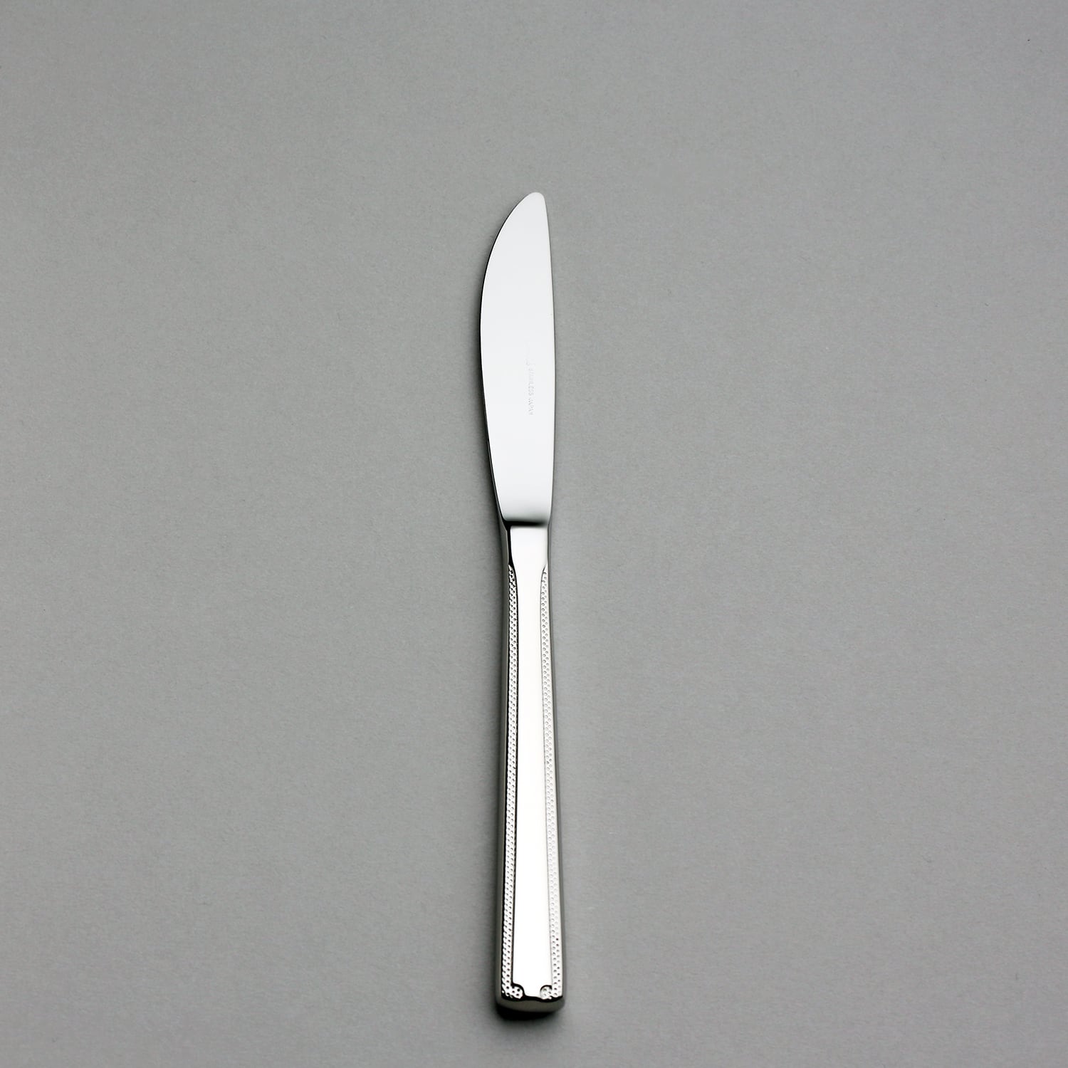 サイズ：全長18.2cm 重量：約40g 18-12ステンレス(長期在庫品) ミラー仕上げ 日本製（新潟） 小さな模様で縁取りされた繊細な感覚のデザインはシンプルで美しく、優美な雰囲気をたたえています。 業務用・家庭用カトラリーとして幅広く愛用されている小林工業の「ラッキーウッド・ロマンス」シリーズです。 30年以上にわたり変わらぬデザインのロングセラー・シリーズです。 ホテルやレストランでも使われており、業務用からご家庭まで幅広くお使いいただけます。 &nbsp;必ずお読み下さい