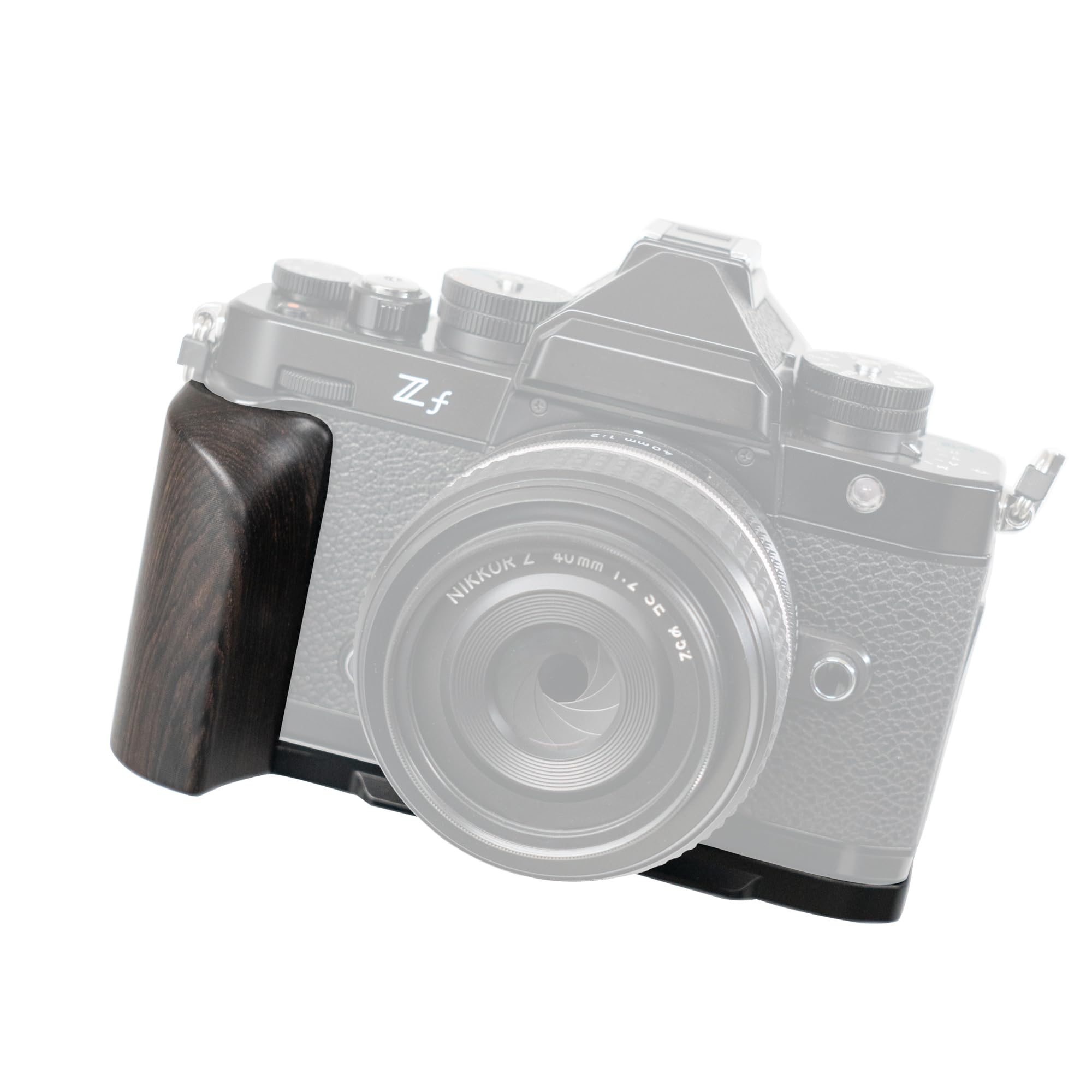 · 【専門設計】対応 Nikon ニコン Zf Z f カメラ L型ハンドル、画面の反転に影響を与えず、底部に設計された電池ボックスの開口部があり、電池やメモリカードをスムーズに取り付けることができるように設計されています。データ線TYPE-CやHDMIポートの適用を妨げることもありません。· 【操作が便利】底部のArca標準板はカメラを手持ちモードで迅速に切り替えることができ、底部には1/4インチねじ穴があり、直接三脚を取り付けることができる。· 【良質な実木ハンドル】高級な実木ハンドルを選択し、人間工学設計に適合し、カメラを手にする時のグリップのコントロールを強化し、より良い手触りがあり、撮影時の安定性と快適さを高めた。· 【合金材質底板】良質な航空アルミニウム合金材質6061を採用し、鍛造技術CNC精工一体成形、表面陽極酸化処理を経て、製品を軽量化し、より高硬度、より耐摩耗、耐腐食性を実現した。· 【高さフィット】対応 Nikon ニコン Zf Z f カメラ専用 L型クイックリリースプレート、真機サイズ1：1に基づいて設計をカスタマイズし、速装板とカメラ本体底部とのシームレスな結合を実現し、カメラの使用時の揺れを回避した。増加したEVAパッドは、カメラの底部を擦り傷から効果的に保護することができる。【製品の詳細】1.【専用モデル】対応 Nikon ニコン Zf Z f カメラ専用 L型クイックリリースプレート2.【天然木の美学】木製ハンドルはレトロカメラのデザインからインスパイア。自然素材へのこだわりが生む温もりある触感は、写真愛好家の芸術的個性を表現します。木目一つ一つが唯一無二のビジュアルを創出。3.【最高級木材の匠の技】北米産クルミ材、アフリカンエボニー、アイアンウッドなど厳選された高級木材を使用。切断から研磨、組立まで熟練職人による完全ハンドメイド仕上げ。4.【航空機レベルの精密加工】合金ベースプレートは超高精度CNC工作機で切削成型。軽量性と超高硬度を両立したプロ仕様。5.【15年の専門技術】設計から製造まで15年以上の専門チームが、カメラ愛好家のためだけにL型クイックリリースプレートを開発。6.【安心の保証】12ヶ月製品保証付き。万一不具合が発生した場合はお気軽にご連絡ください。【ご注意事項】商品内容は木製ハンドル＋合金ベースプレートのみです（カメラ、三脚等は含みません）天然木の特性上、木目色味に個体差があります。完全均一を求める方はご購入をお控えください